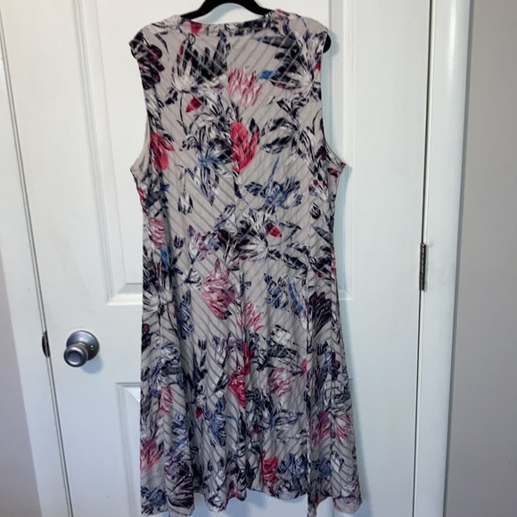 Jennifer Lopez size large floral dress - Picture 4 of 4